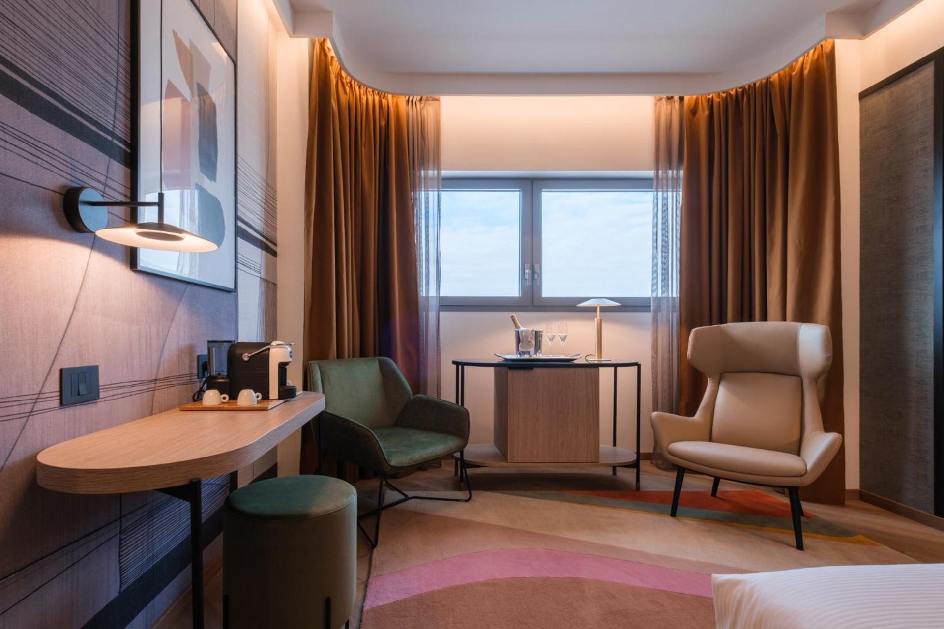 Deluxe Double or Twin Room City View